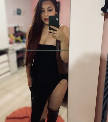 ✨ Prazer, sou Karol.
Autêntica, envolvente e apaixonada por boas conexões. Tenho a elegância de quem sabe o que quer e a sensibilidade de quem sabe ouvir. Estou aqui para viver momentos intensos, discretos e cheios de presença — com classe, carinho e aquele toque que não se esquece.

Se você valoriza qualidade, respeito e companhia de verdade, vem viver essa experiência comigo.